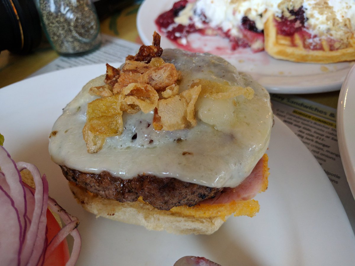 TravellinFoodie's tweet photo. I just #feaston this Oh Canada! Burger from Molly's! ๐ 170 Bobcaygeon Rd, Minden, ON, #MyHaliburtonHighlands https://t.co/fx8sSPLvvG