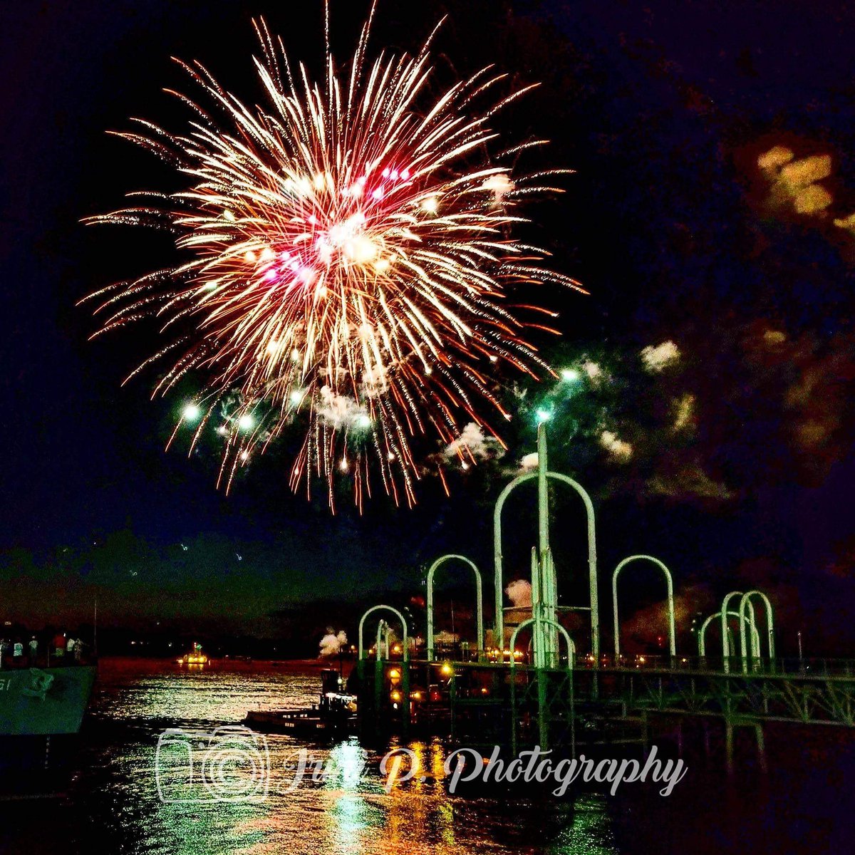 irinipass's tweet photo. Fireworks on the river! #fireworks #downtownbatonrouge #nikond7200📷 #highsaturation #PhotographyIsArt https://t.co/K1FoTtSNtY