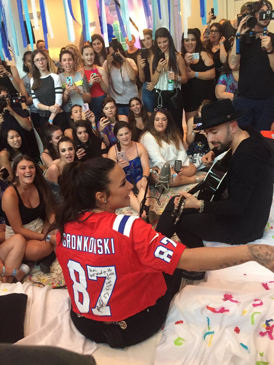 LoveYOU_rself's tweet photo. @ddlovato Meeting you 😍 https://t.co/DgovZRRcq1