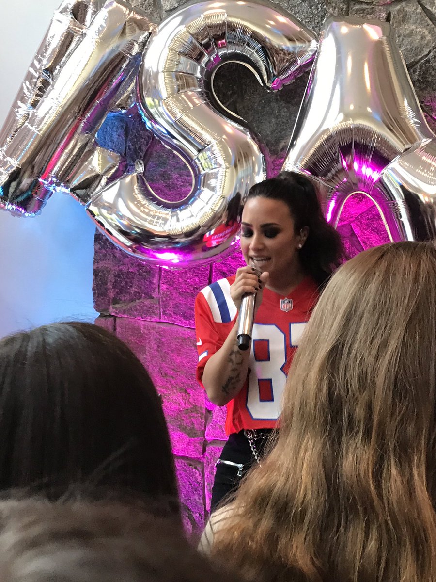 LoveYOU_rself's tweet photo. @ddlovato Hearing you sing 😩 https://t.co/5YIyjyGkQV