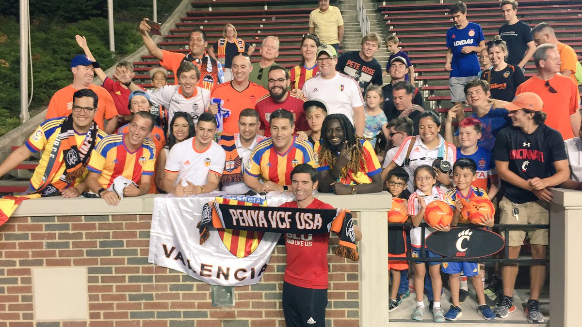 US_diarioas's tweet photo. Marcelino posa con @vcfUSA tras el #CINvVAL @valenciacf @LaLigaEN https://t.co/QfWlUAyrtW