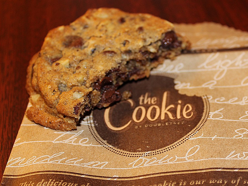 mobetadesign's tweet photo. Love the DoubleTree Cookie? #cookierecipe Excellent example of a brand promoting Care Culture. #smalltouch #marketing #branding https://t.co/qaOeFCIoZ1