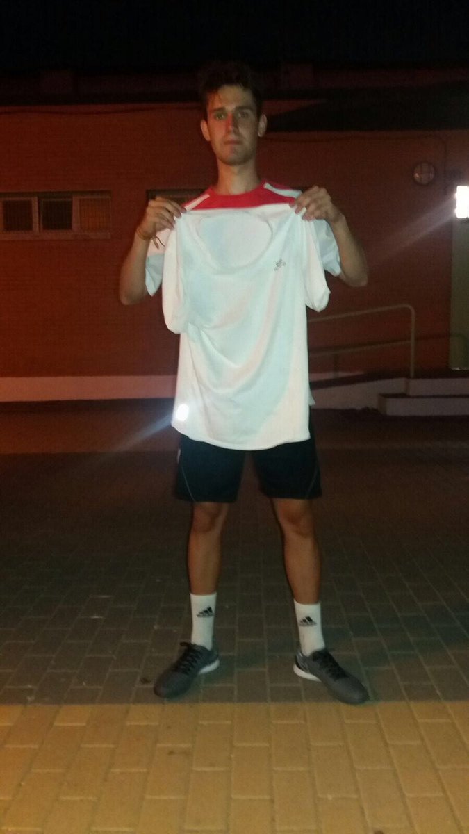 FurtivoFC's tweet photo. Fichaje importantísimo para la casa furtivense. Se trata de @carlosmora4 que ya posa con la camiseta blanca. BIENVENIDO!! https://t.co/bPyMhPrROo