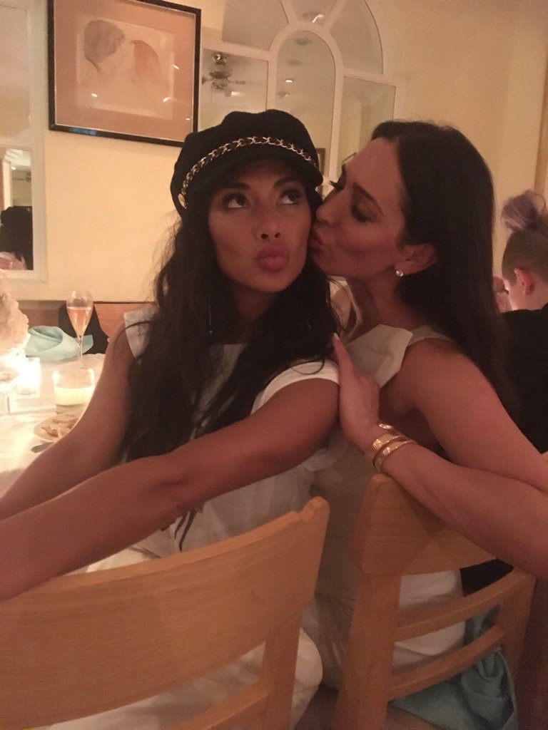 sinittaofficial's tweet photo. HappyBirthday Lauren with @NicoleScherzy #Scalinis https://t.co/8kLAglM9hU