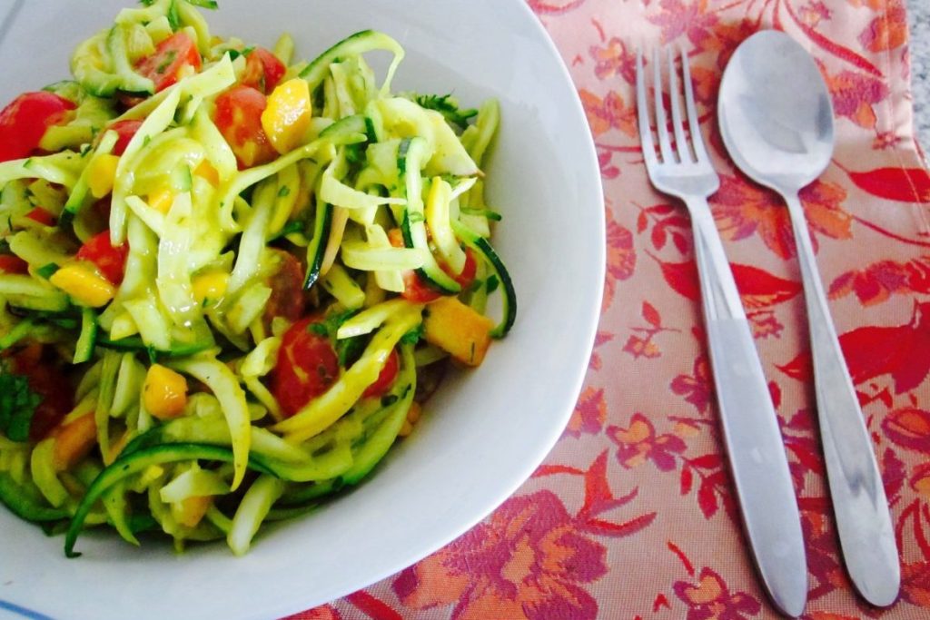 live_remedy's tweet image. Zucchini &amp;amp; Herb Noodle Salad with Creamy Mango Curry Sauce rawfoodsolution.com/zucchini-herb-…