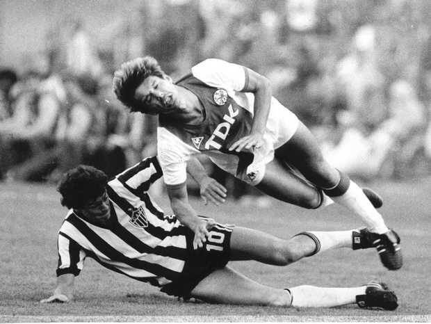 OldFootball11's tweet photo. Amsterdam tournament 1984:
#Ajax v #AtléticoMineiro
#RobDeWit and #Everton (10). https://t.co/xZ8FfZj0nz