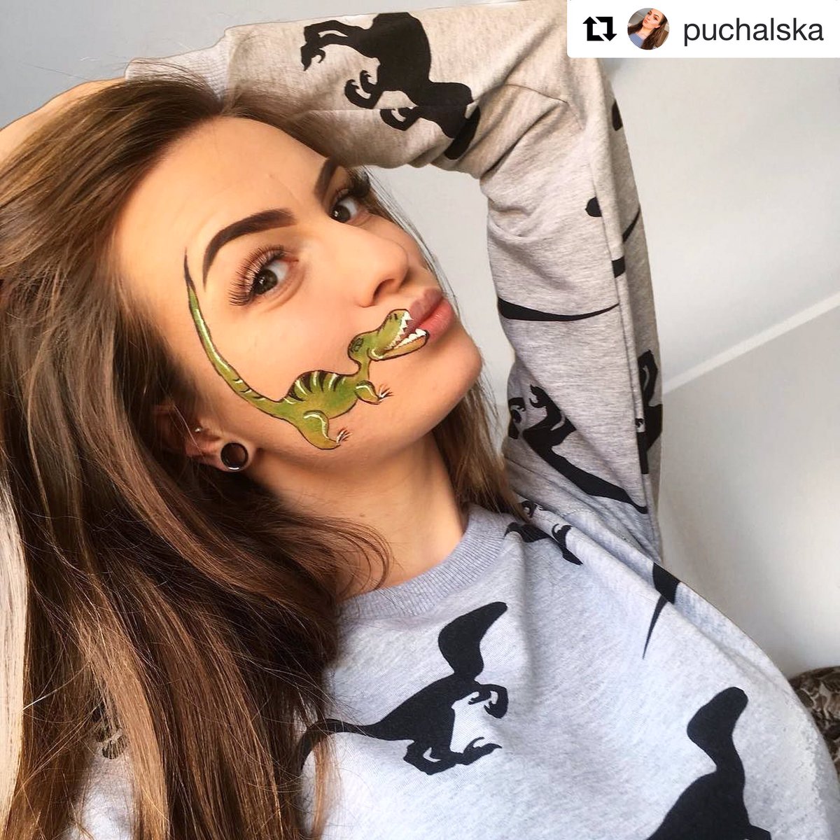 heroesque's tweet photo. This Dino Make-up is Everything! 🙌🏼👸🏽🐉 #makeupartist #makeupmonday  #dinosaur #trex #geekgirl #geekchic #makeupgoals https://t.co/JTmaNsBu22
