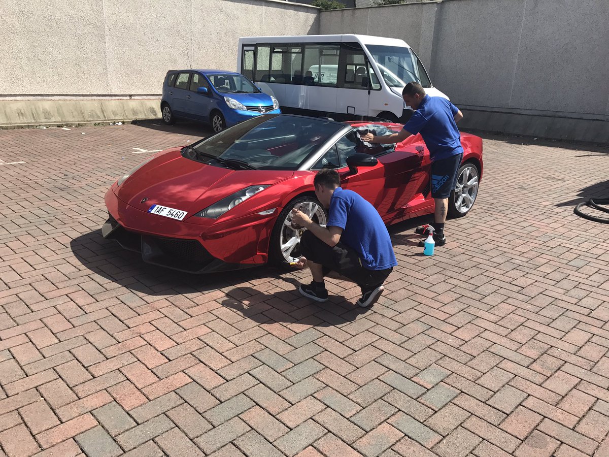 ClydeWraps's tweet photo. Shiney #chromewraps #bluechrome #redchrome @AveryDennison @Spandex_UK #chromeGLE #chromelambo https://t.co/KJVsMuG86R