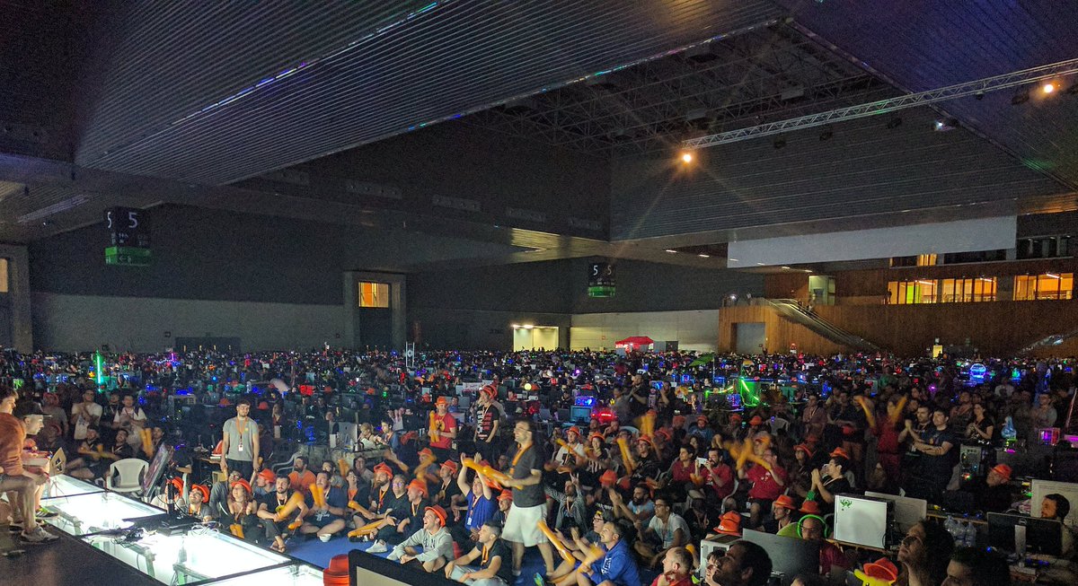 euskalencounter's tweet photo. La final de #SFV de la #EE25 se adueña del escenario y la gente no falla... Menudo inicio de finales de juegos. https://t.co/s46Sf8Vu0n