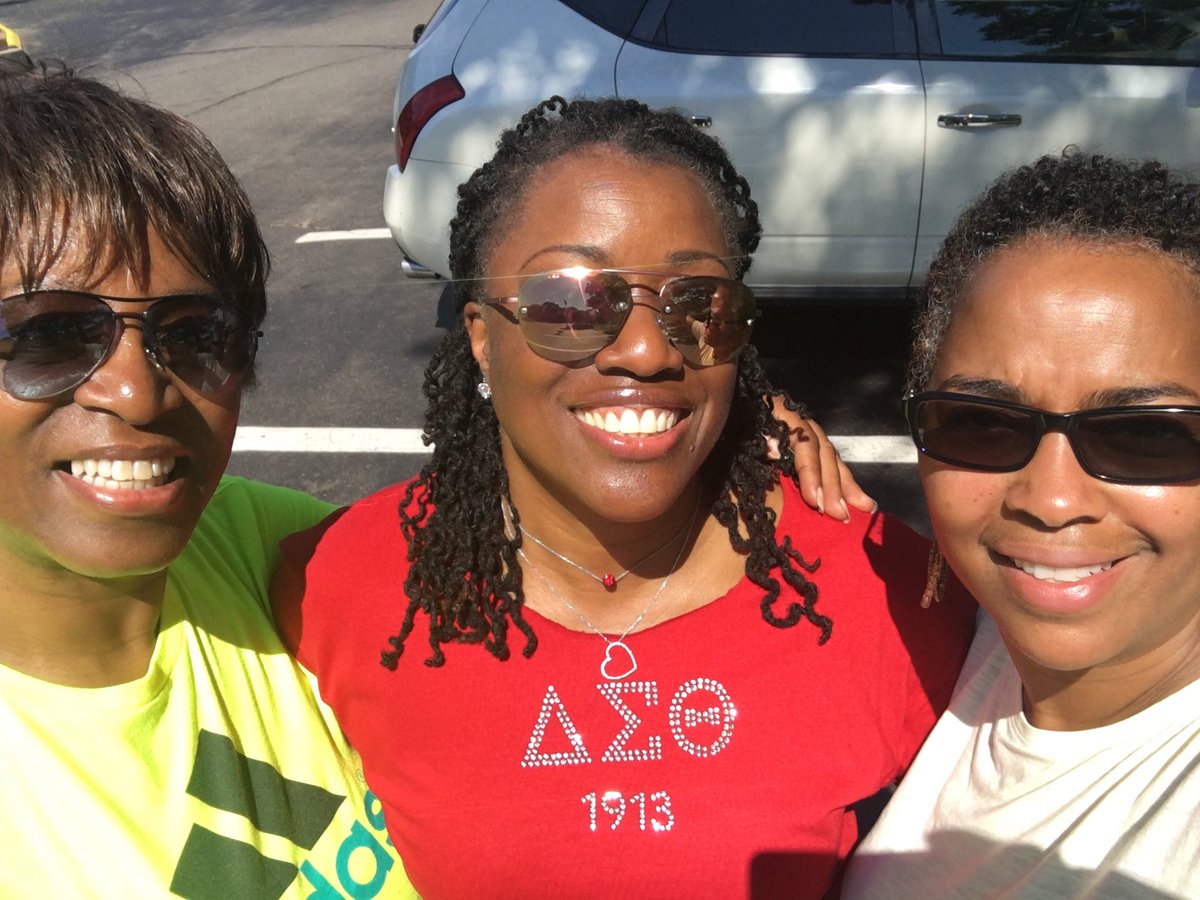 MichelleT06's tweet image. Right to Left: #4 #5 #6 @ breakfast.
#evolution06 #spring06 #proudtobedst #us