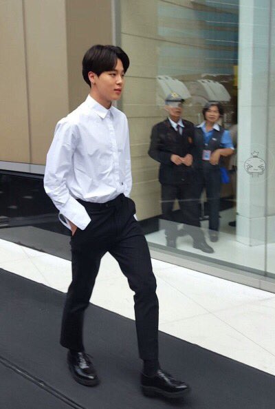 taeleaves's tweet photo. rt if u think park jimin is handsome and amazing the way he is and should love himself ❤️ https://t.co/gpEhMSBCYh