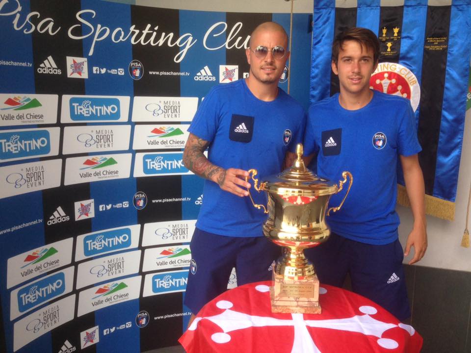 centopisa's tweet photo. #Storo2017
Alcuni calciatori hanno voluto immortalarsi con la #MitropaCup1988!
#Eusepi #Zammarini #Longhi #DiQuinzio!
Credits: #Masotti https://t.co/eoC7LFy4On