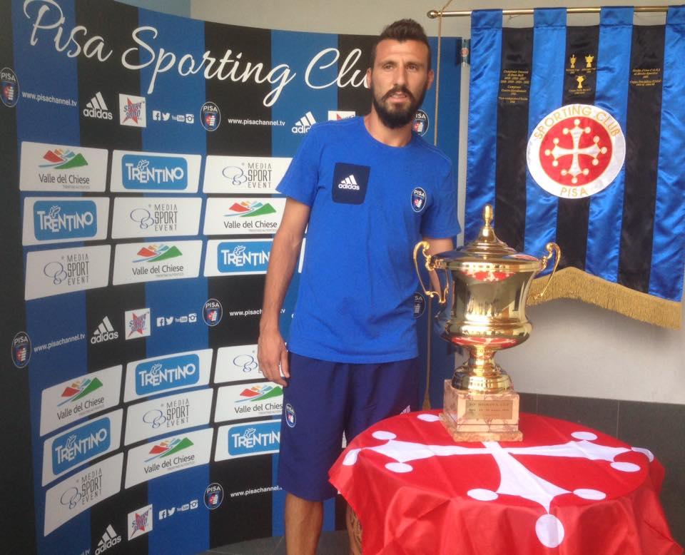 centopisa's tweet photo. #Storo2017
Alcuni calciatori hanno voluto immortalarsi con la #MitropaCup1988!
#Eusepi #Zammarini #Longhi #DiQuinzio!
Credits: #Masotti https://t.co/eoC7LFy4On