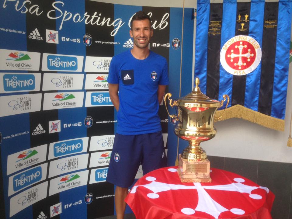 centopisa's tweet photo. #Storo2017
Alcuni calciatori hanno voluto immortalarsi con la #MitropaCup1988!
#Eusepi #Zammarini #Longhi #DiQuinzio!
Credits: #Masotti https://t.co/eoC7LFy4On