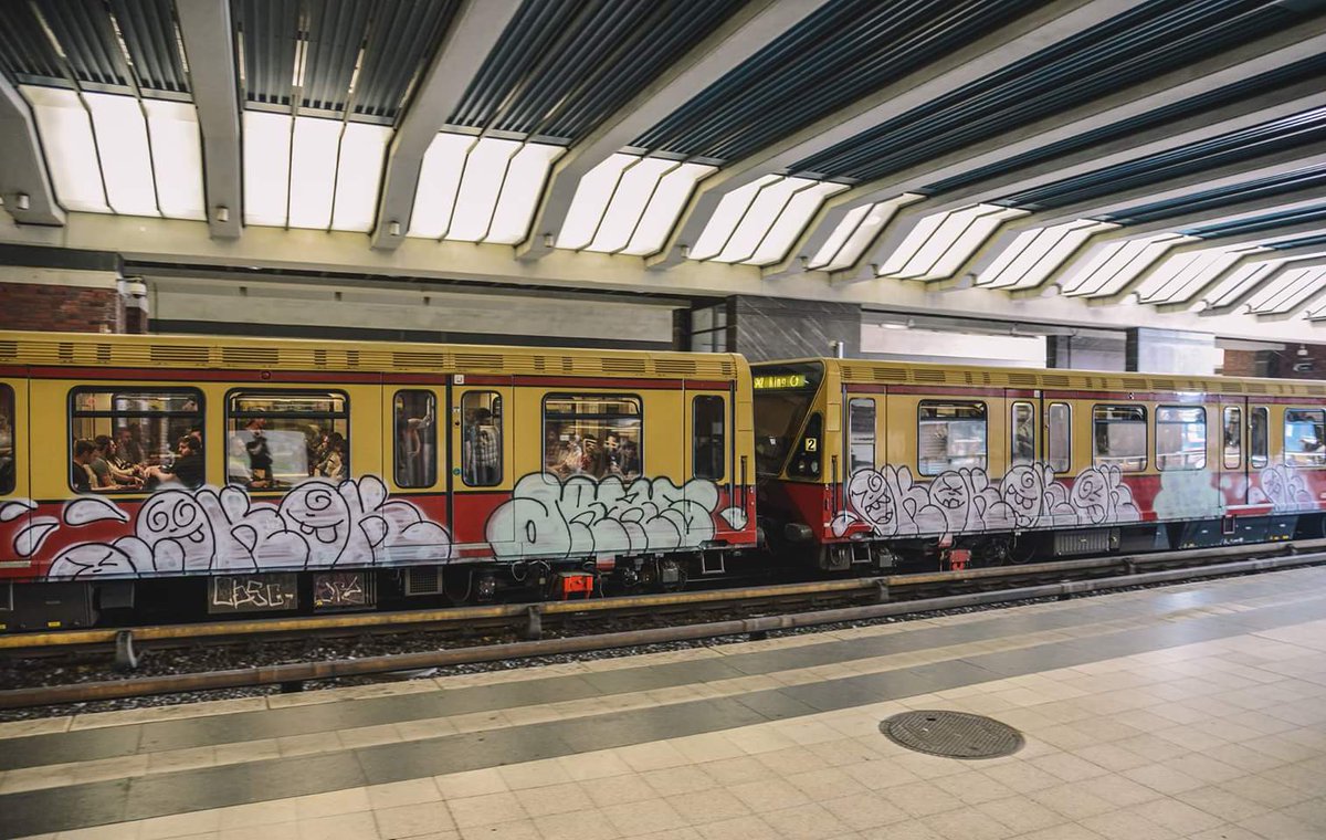 Graffitiboxshop's tweet photo. Backjump Party #graffiti #berlin #sbahn #trainwriting #traingraffiti #urbanart #streetart #graffitiart #backjump #writing #spraypaint #art https://t.co/yNvebYIbot