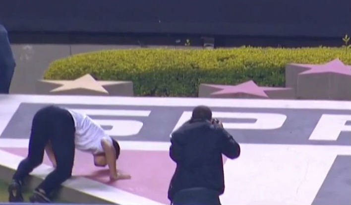 O profeta Hernanes voltou ao Morumbi e fez questão de beijar o escudo! #NossoFutebol