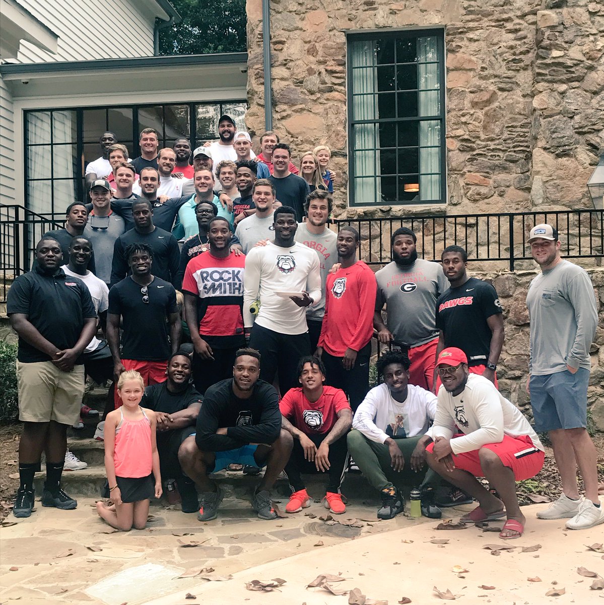 KirbySmartUGA's tweet photo. Great having our Seniors and Leadership group over for dinner at our new place! Go Dawgs! #40Days https://t.co/pleTyWkBvu
