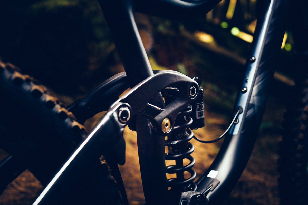 The Giant Reign gets a revamp. Longer, stiffer, boost, trunnion mount, carbon forged rocker. #makeitreign