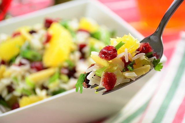 Our Cranberry &amp; Rice Confetti Mix salad, full of flavor, is perfect for #meatlessmonday. #summer Recipe: ow.ly/oaEZ30dCiPv