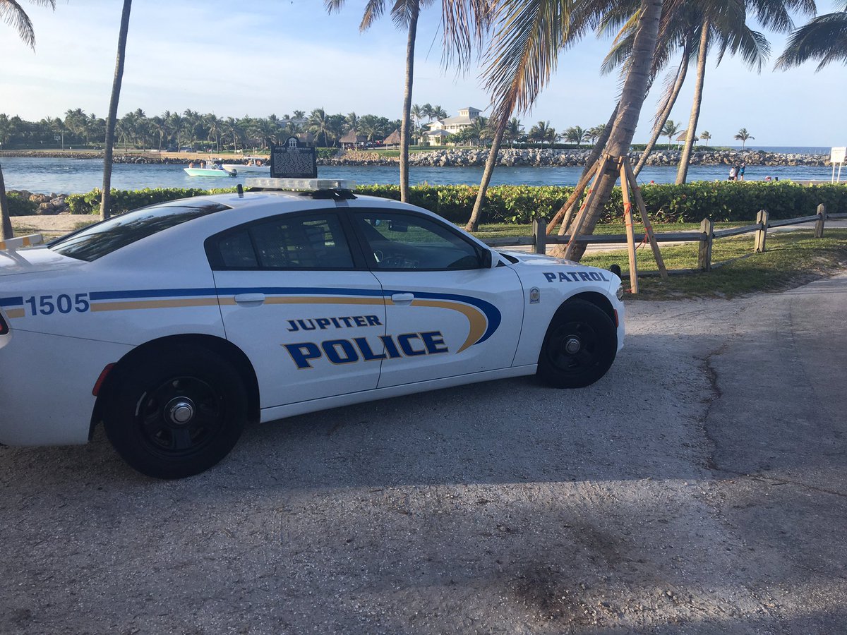 CBS12's tweet photo. Everyone waits for the sun to go down. Parking is full at Dubois Park. Jupiter PD is here to help people move in and out. #AustinandPerry https://t.co/DvKZ6zIMZv