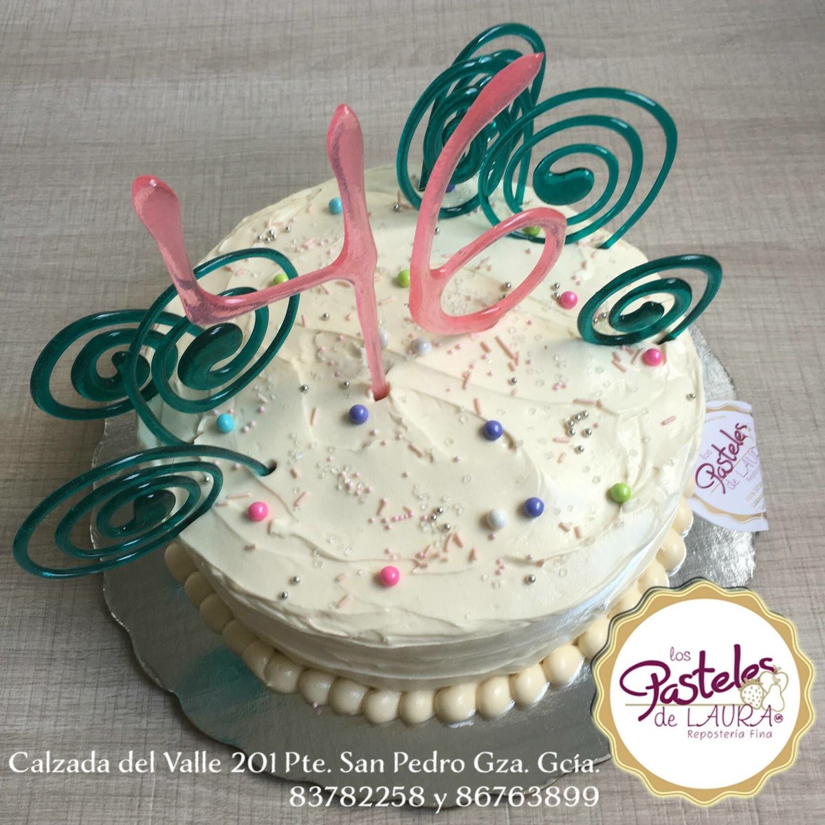 LPdLmx's tweet photo. Cake con figuras de caramelo - https://t.co/VGWInSqdPR - #LosPastelesdeLaura #pasteleria #servicioadomicilio #compraenlinea #custommade https://t.co/NeRr7IyoCu