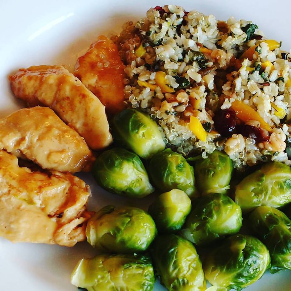 365Fit_Coach's tweet photo. Quinoa, whole grain rice, yellow pepper, spinach, dried cranberries, Baby Brussels Sprouts &amp; Turkey #EATBETTERNOTLESS #nutrition #macros https://t.co/MSovgPopVw