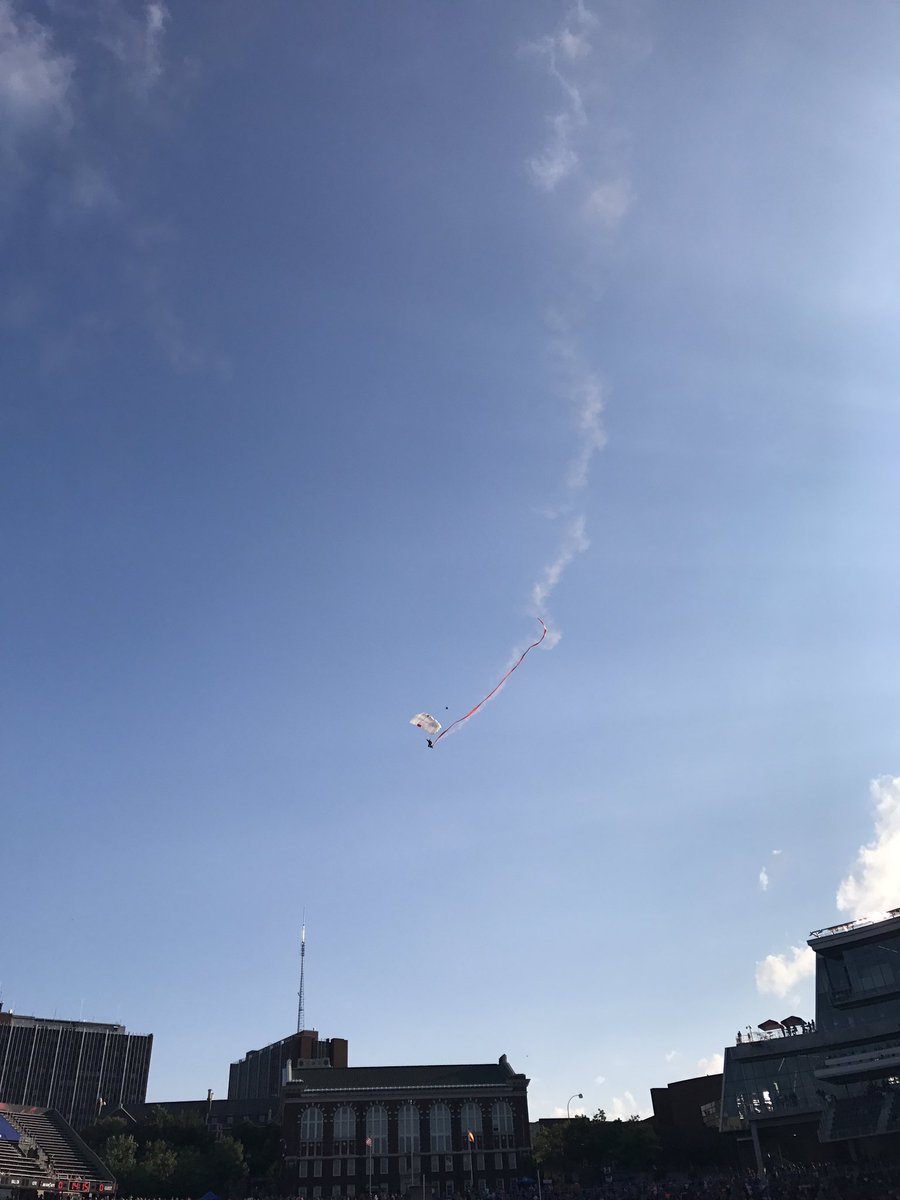 KaciKust's tweet photo. Skydivers landing in the field here at Nippert before the match #FCCincy #CINvVAL https://t.co/BBRO9RbIPE