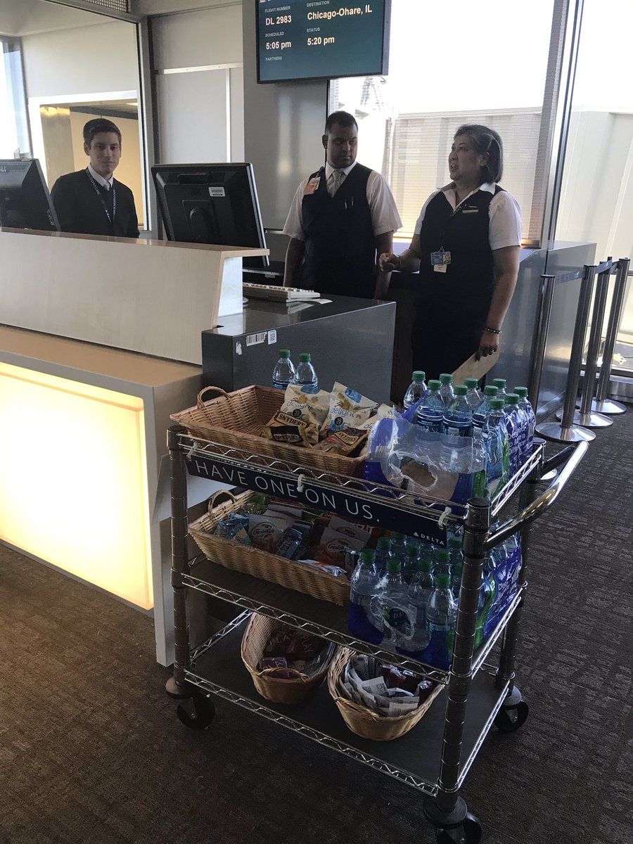 brentlwilliams's tweet photo. Awesome flight w/ @Delta to #seattle even better experience on the way back to #chicago with pre flight snacks #haveoneonus https://t.co/KCHrJnatyx