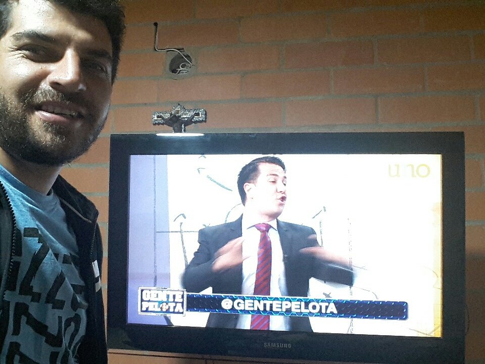 DALIADUENEZ's tweet photo. @HuaweiMobileCo @GentePelota  #huaweicardenal . Mirando como siempre el programa y la repetición.Quiero la camiseta del Santafe. Por favor https://t.co/nxLqMnl1ET