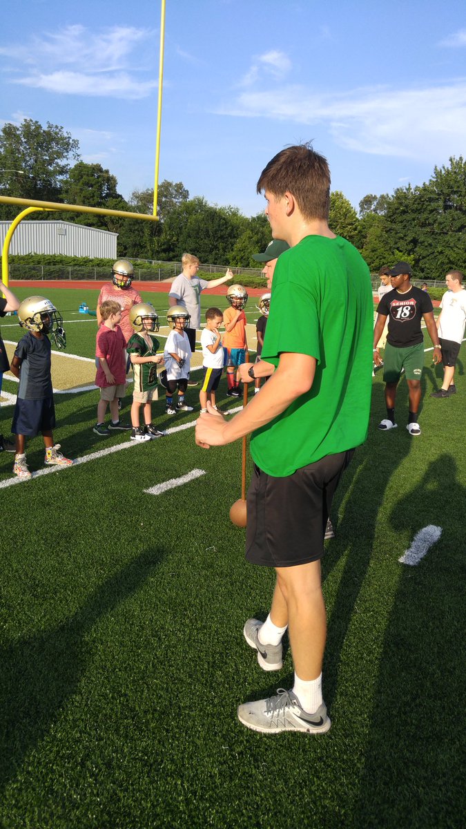 causey_tom's tweet photo. @brockhigdon75 &amp; @coachtalbert working DL https://t.co/MkSqPmKR9F
