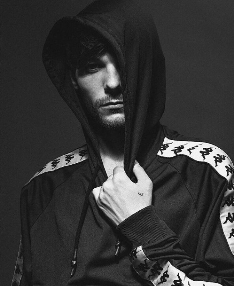 elenaishere___'s tweet photo. SORRY..WHERE IS THE TATTOO?
#larry #LarryStylinson #louistomlinson #harrystyles #7yearsOneDirection #7YearOfOneDirecrion #OneDirection https://t.co/eRLuhImunZ