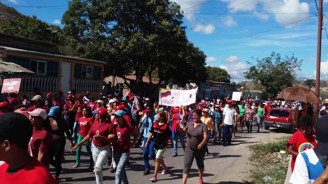 gustavorinc_n's tweet photo. #Lara, Gran Marcha y Concentración en Apoyo a la ANC en el Barrio 24 de Julio de Barquisimeto, Zona Educativa Lara y Misión Sucre presentes https://t.co/BqS9zqhEAp
