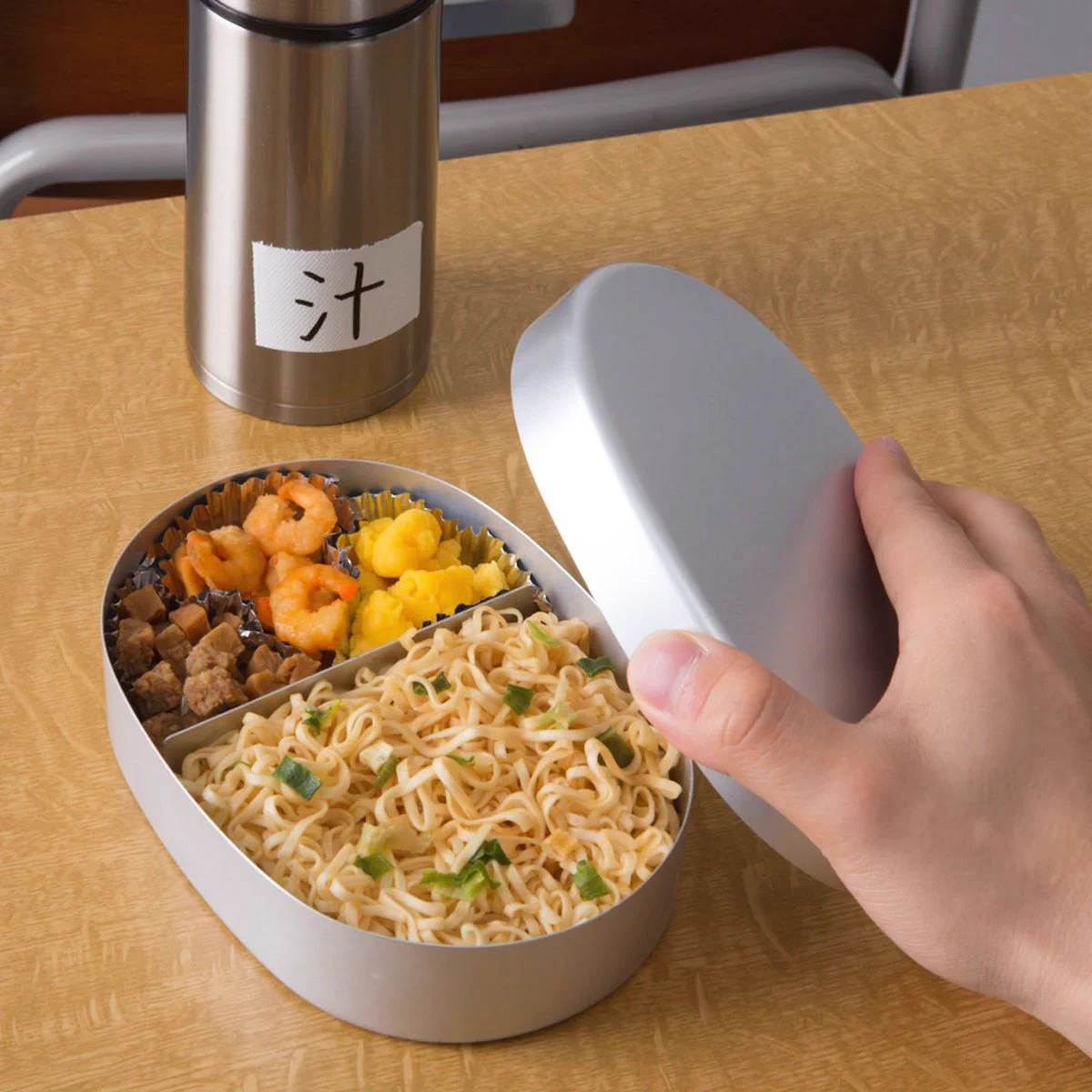 おかんそう来たかwwお弁当にカップヌードルがいい感じに入っていたww
