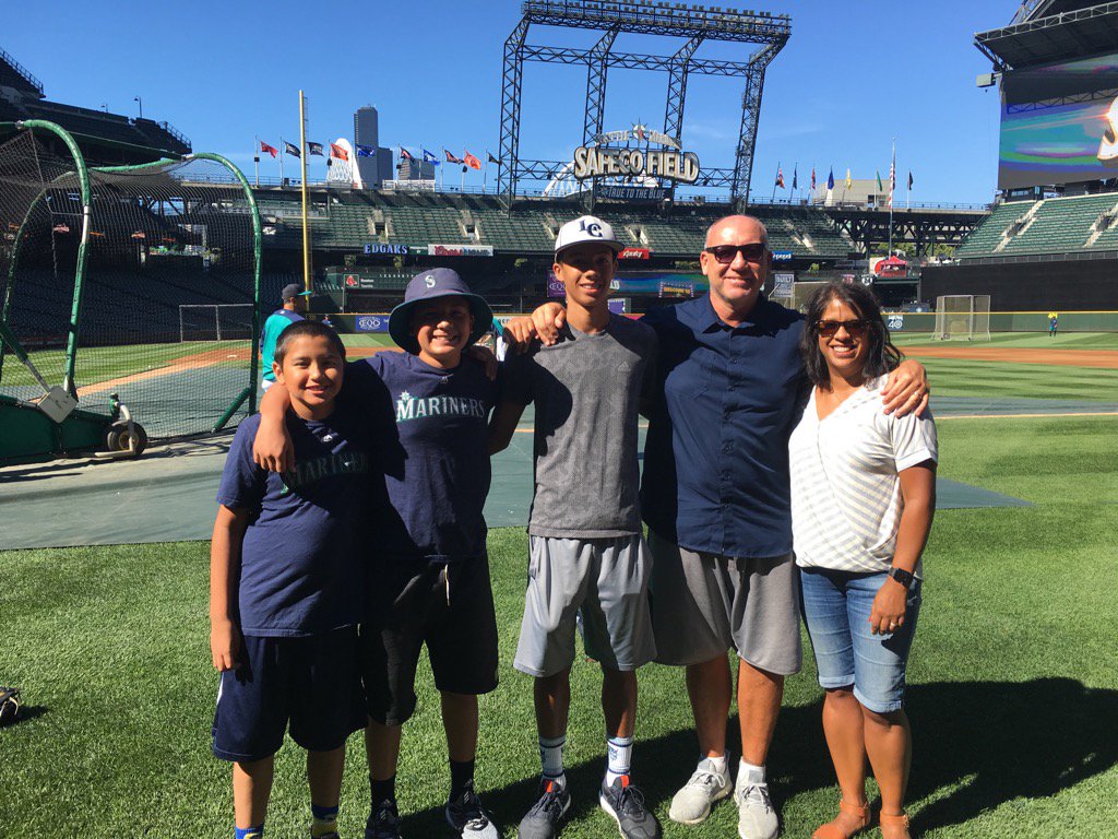 Cloud9Roger's tweet photo. Big day for the DeBoers when the Mariners and Red Sox get together. #onfieldfun https://t.co/AUoazu3DSa