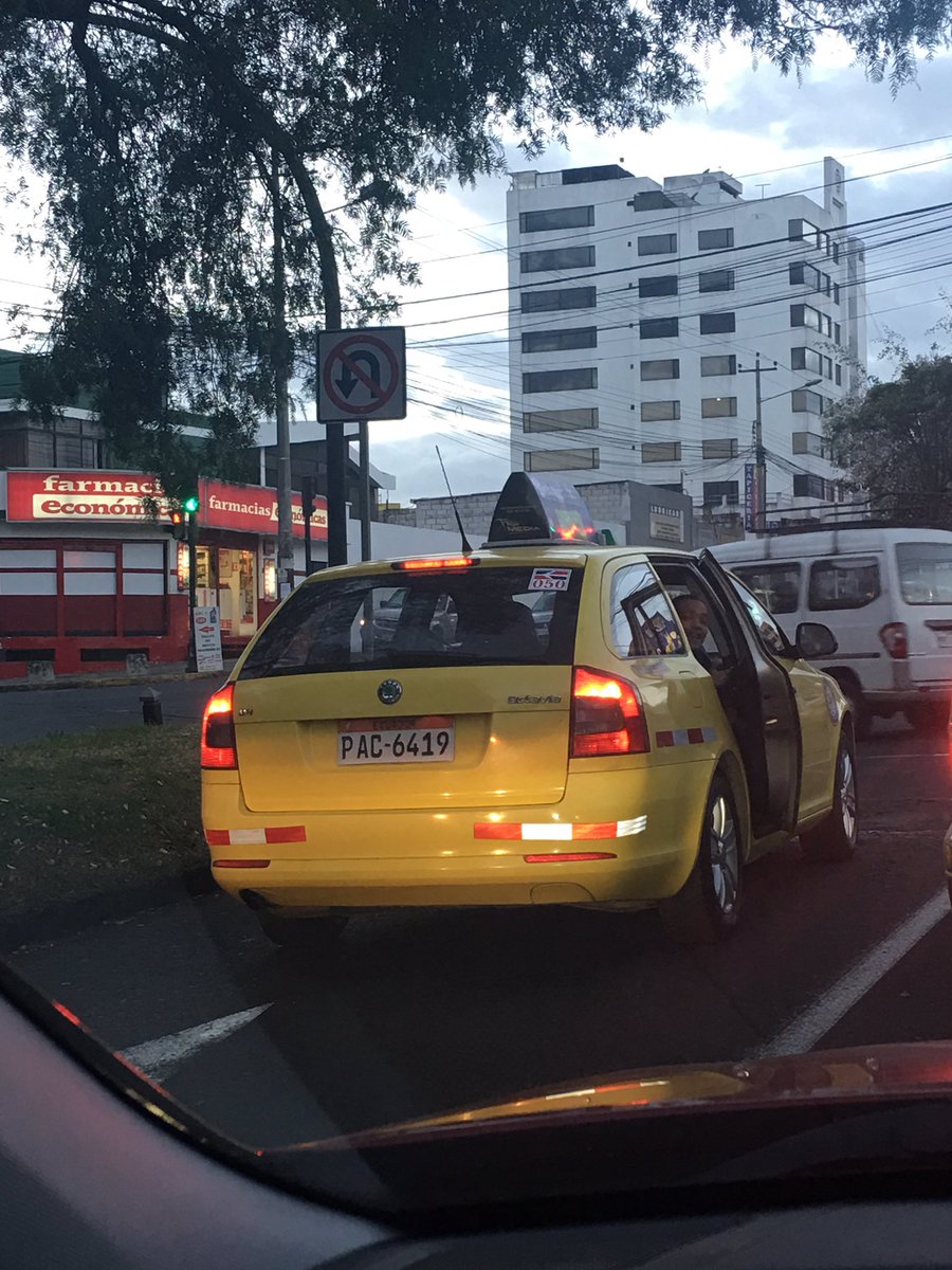 marpernett's tweet photo. Este 'señor' taxista cometió en 3 minutos más infracciones de las que he visto en toda mi vida! Hasta cuándo? Yo digo #EscuelaParaChoferes https://t.co/RRZPMtx7XM
