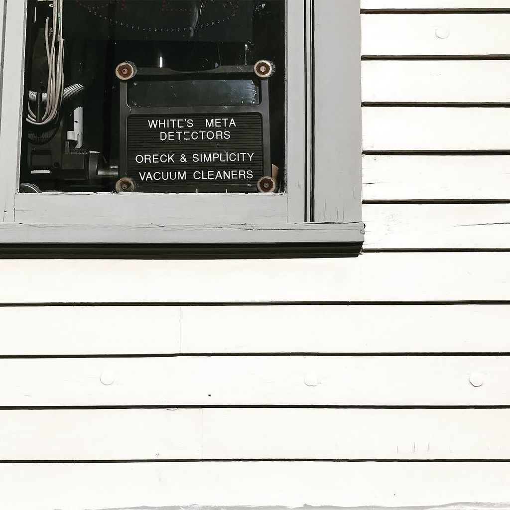 emlanctot's tweet photo. If you seek the future...
#metadetector #meta #eveningcommute #mqtsidewalkscenes #sidewalkscenes #signsdept https://t.co/9XvPLFfewJ https://t.co/Sk7Z9ifutv