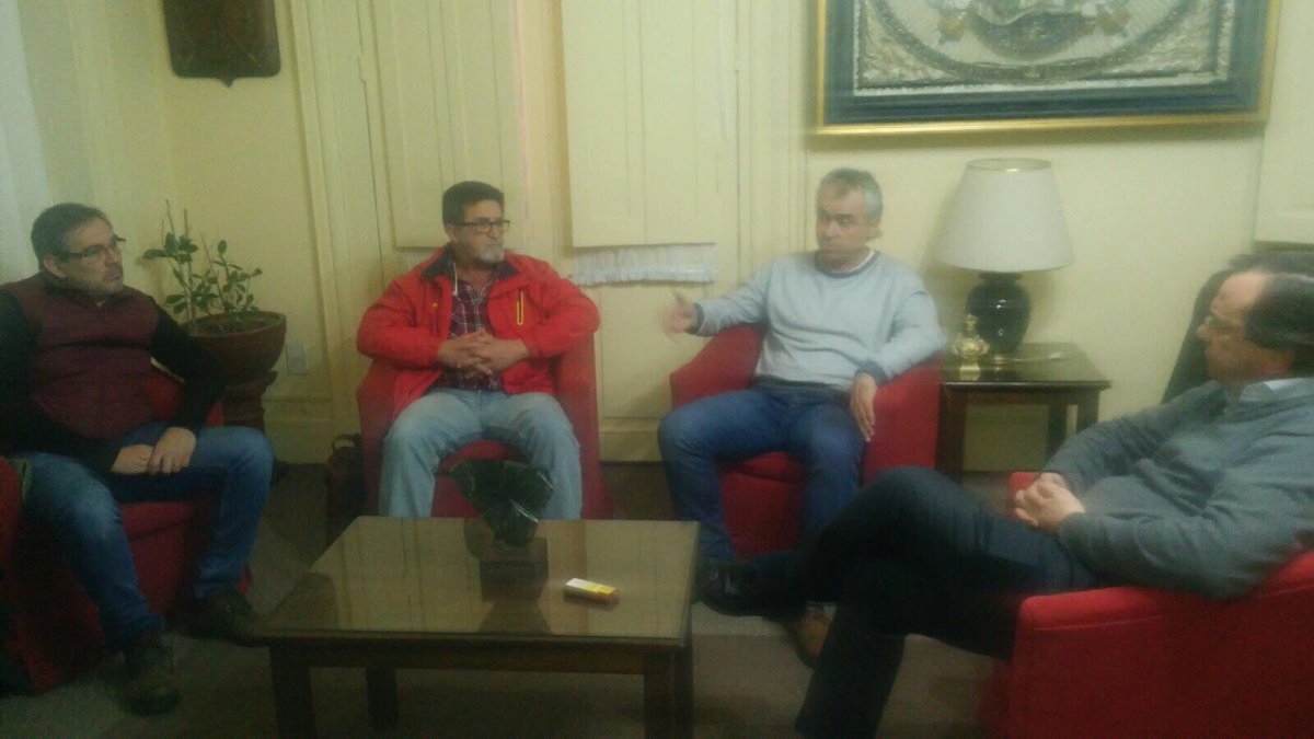 JLFalero's tweet photo. Reunido  con sindicato de AEBU por tema cierre de sucursales del BROU https://t.co/Z31l3pYdij