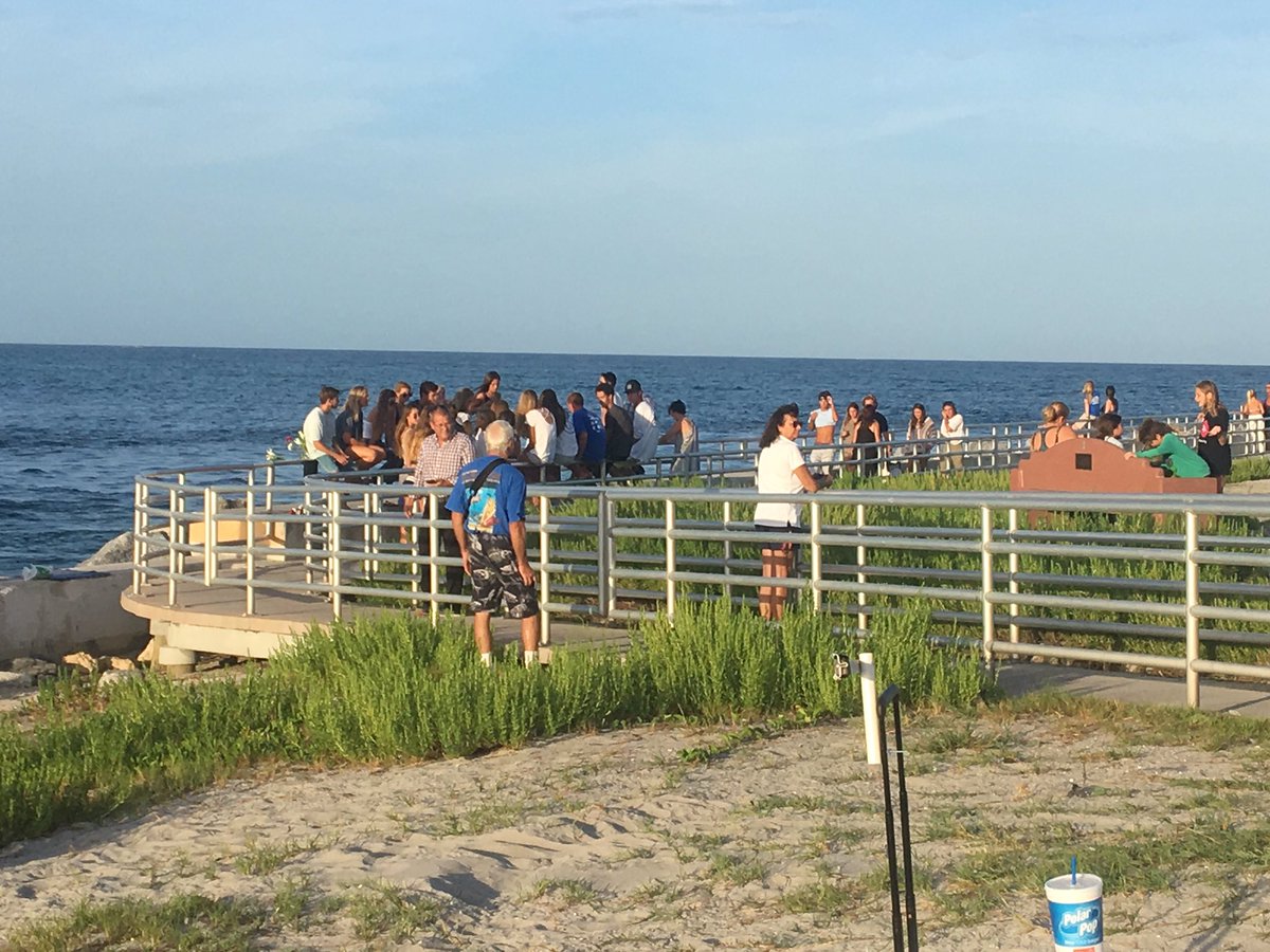 CBS12's tweet photo. A nice turnout at #lightthecoast for #AustinandPerry. Everyone is waiting for the sun to go down. https://t.co/bOYQwP7Ie3