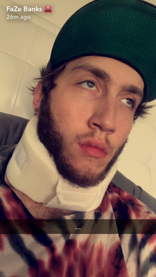 JamesTheGamer7's tweet photo. @KEEMSTAR FaZe banks vs Christian Burns??? Lmaoo jkjk (if this happened bc of that Im gonna be weak asf but I'm pretty sure it's not) https://t.co/DqrKlYHJPw