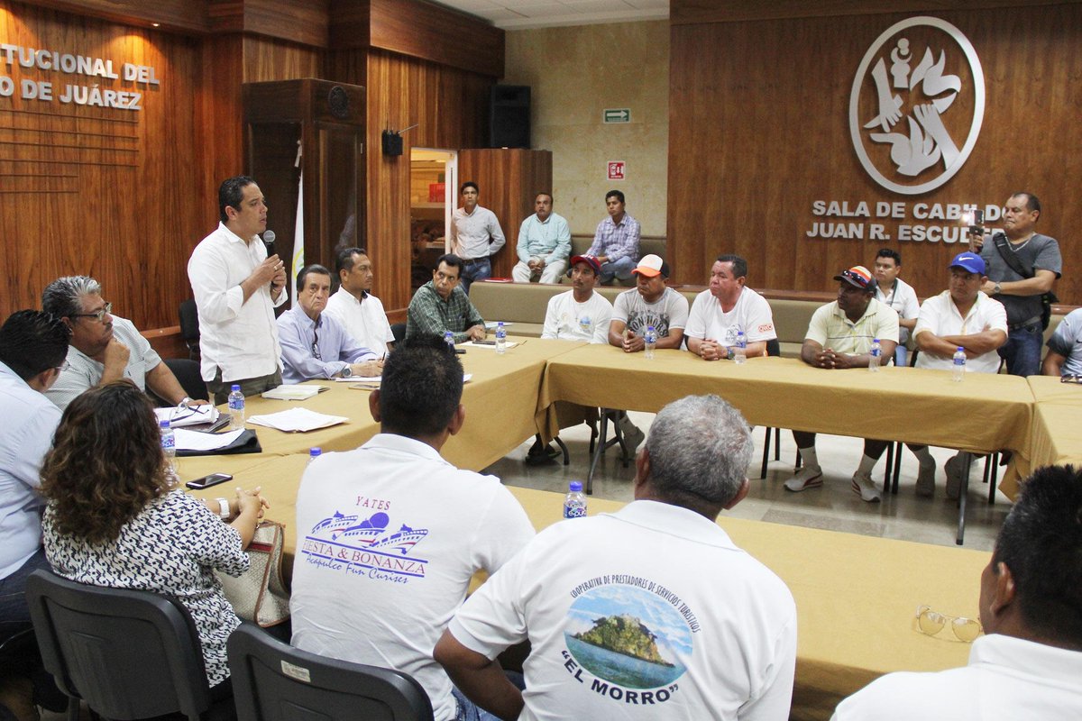 AcapulcoGob's tweet photo. Prestadores de servicios turísticos exponen diversos planteamientos en mesa de trabajo al alcalde Evodio Velázquez. https://t.co/fL1sY5H1xZ