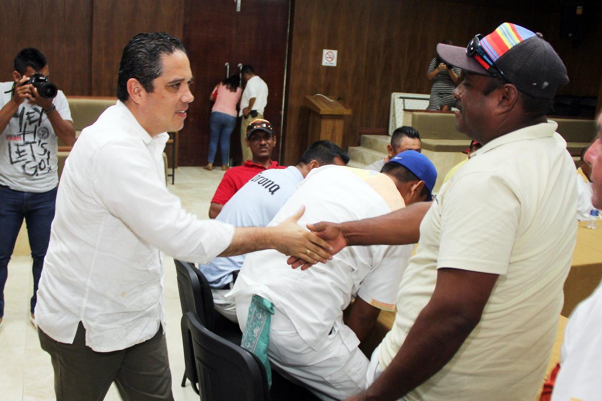AcapulcoGob's tweet photo. Prestadores de servicios turísticos exponen diversos planteamientos en mesa de trabajo al alcalde Evodio Velázquez. https://t.co/fL1sY5H1xZ