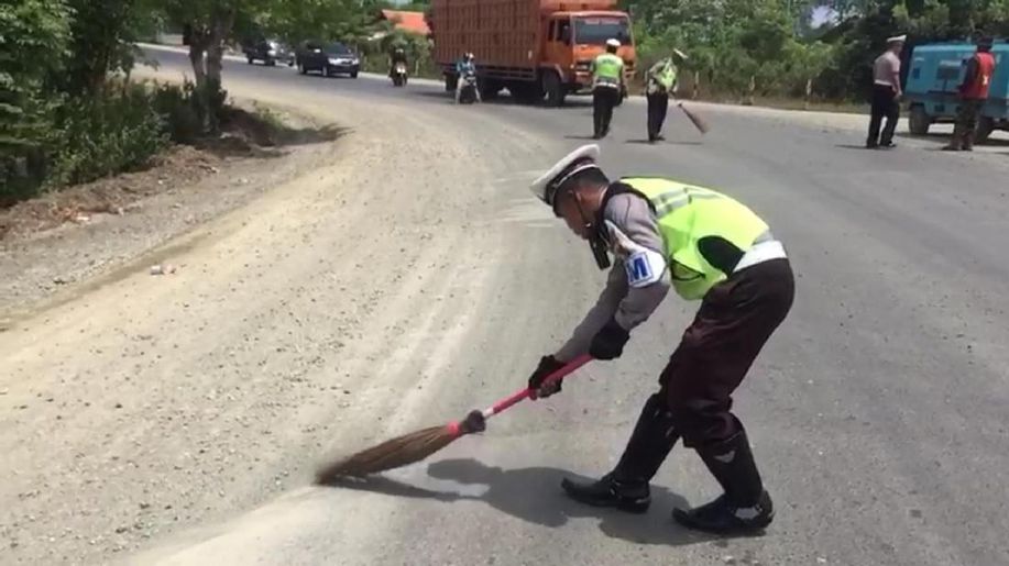 debbyaulia12's tweet photo. Goodjob 👍 RT @detikcom: Cegah Kecelakaan, Polantas Aceh Sapu Kerikil di Jalanan https://t.co/o6y349z26W https://t.co/cGeMPQPX6n"