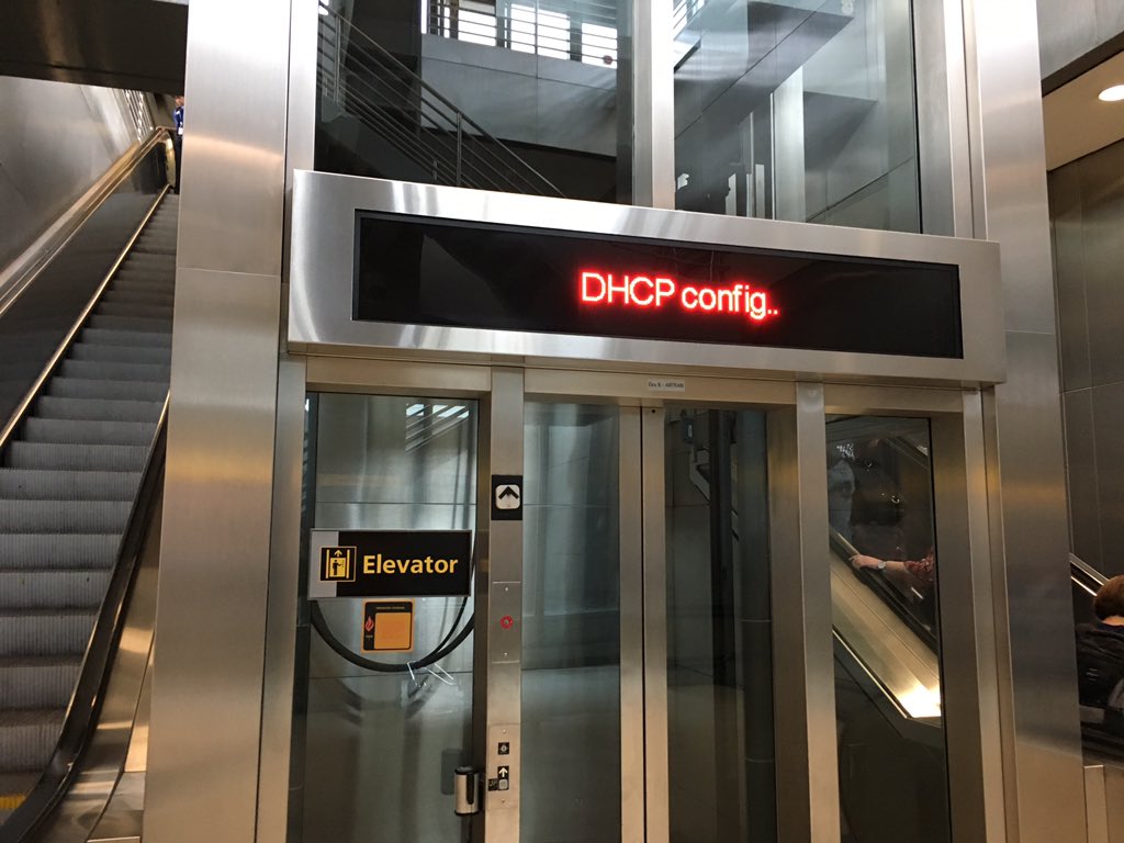 Frank Clowes no Twitter: "An elevator at Newark Airport... No one is heading to @defcon... https://t.co/spHwzvY7Si" / Twitter