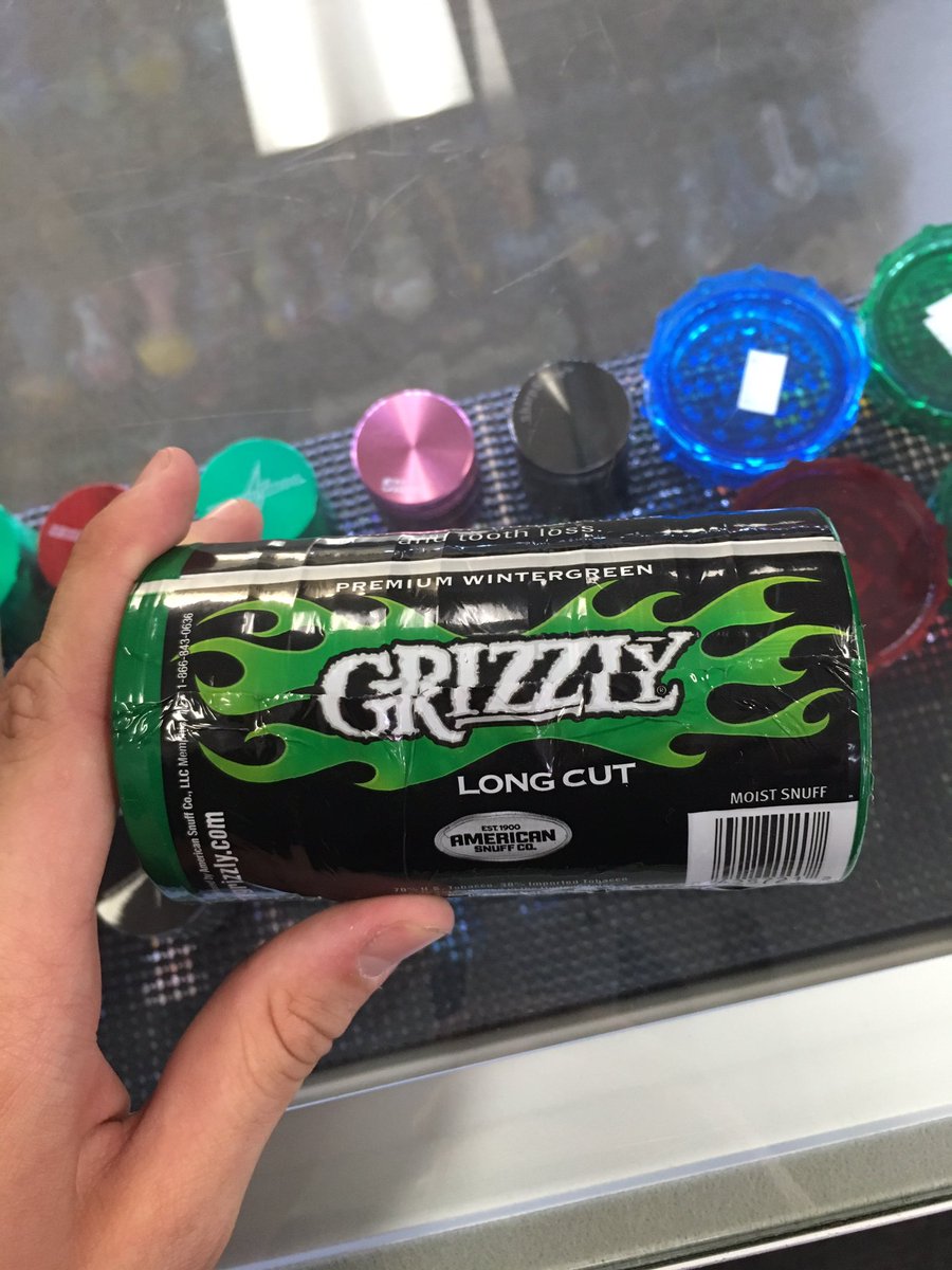 CigaretteWorld4's tweet photo. those new grizzly wintergreen cans!! #chewtobacco https://t.co/VtdgcVx6PK