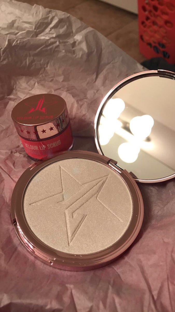 _aprilbrown's tweet photo. When your having a 💩 day but your @JeffreeStar order comes in😍😍💛 #chromecollection https://t.co/k8ZhA7N3ZO