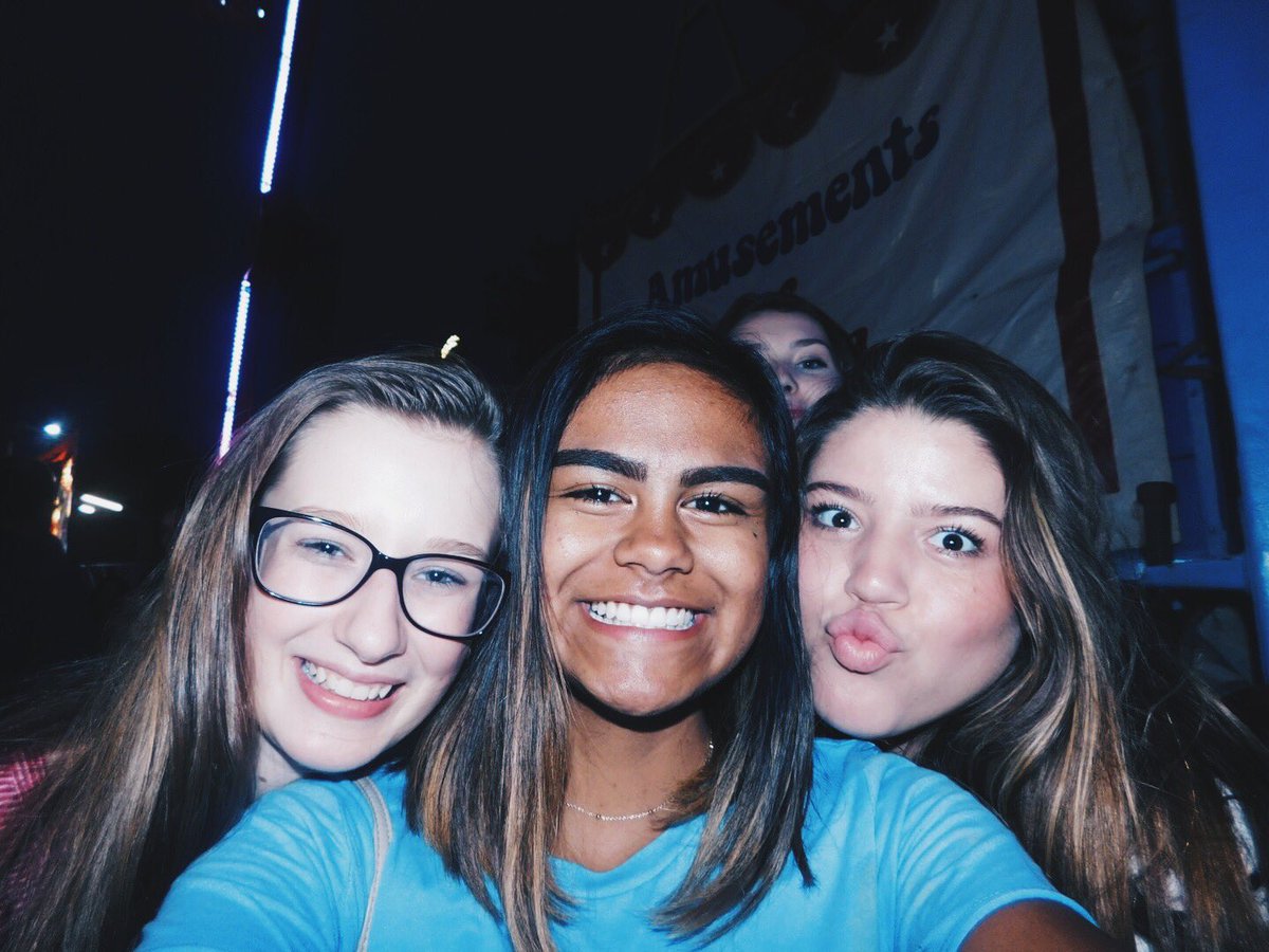 j0l33__'s tweet photo. we the loudest girls but we don't careeeeee https://t.co/r5V3f9TyUF