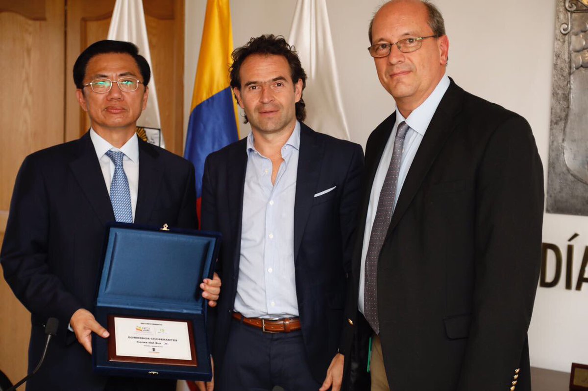 acimedellin's tweet photo. .@DirACIMde entregó la placa de agradecimiento al gobierno de Corea del Sur, uno de los aliados de #Medellín en los 15 años de la #ACIMde15 https://t.co/IlxZ1FiuaF