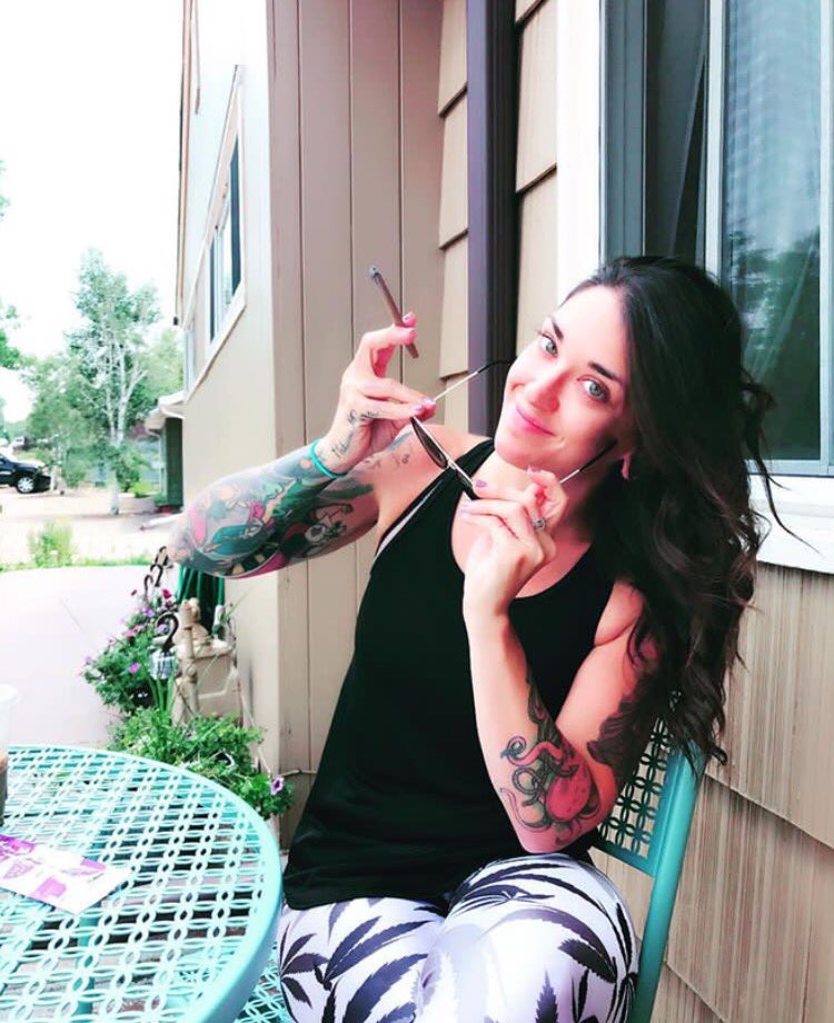 missmaryjaneco's tweet photo. Shades & blunt breaks.👌🏼🕶💨 @FitCannabisGirl #stoneressentials
Shop our dope #weedleafleggings on https://t.co/8AHBVJqiJK.✨#mmjco #fitpothead https://t.co/LHSQ37cgr0