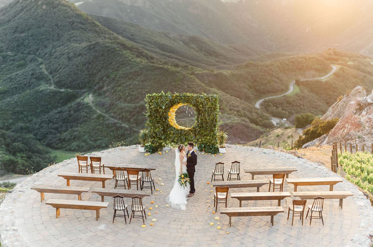 Kelsey_RaycePR's tweet image. .@1SweetSalvage brings the moon to Malibu in this stunning @grnweddingshoes feature! bit.ly/Over-the-Moon-…