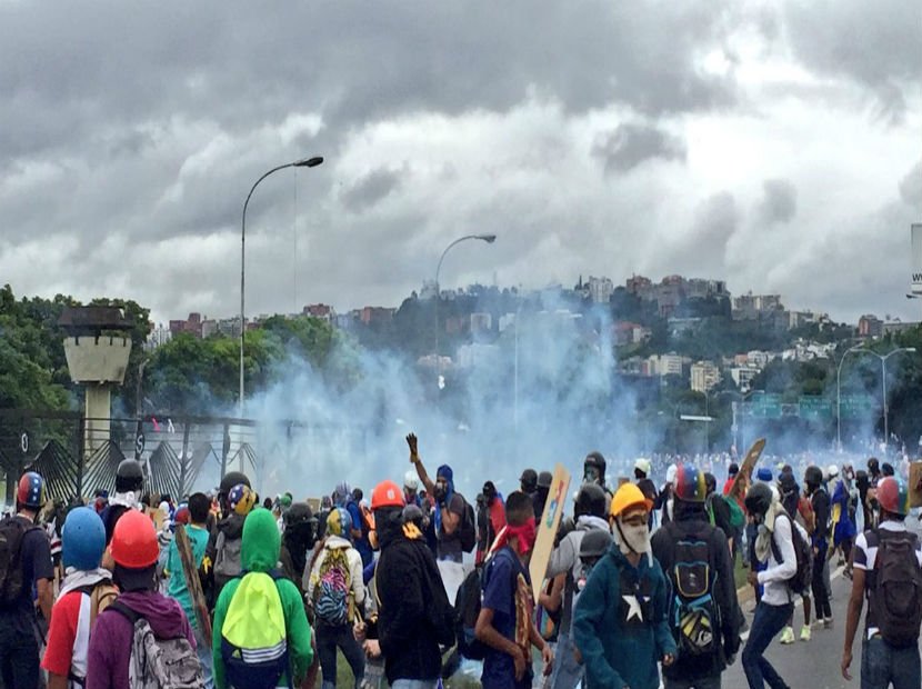 DolarToday's tweet photo. “EL PUEBLO PERDIÓ EL MIEDO”: Opositores continúan firmes a pocos días de la ANC -► https://t.co/Gpk1Hh2Yw7 https://t.co/taXIumrJYZ